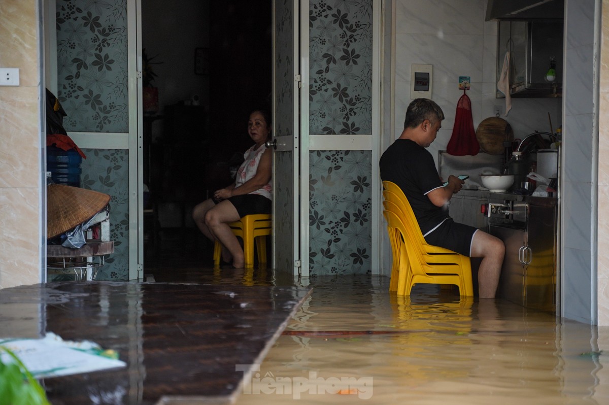 Hà Nội: Nước dâng cao cả mét, người dân dùng thuyền dọn đồ 'chạy lũ'- Ảnh 11. Hà Nội: Nước dâng cao cả mét, người dân dùng thuyền dọn đồ 'chạy lũ'- Ảnh 11.