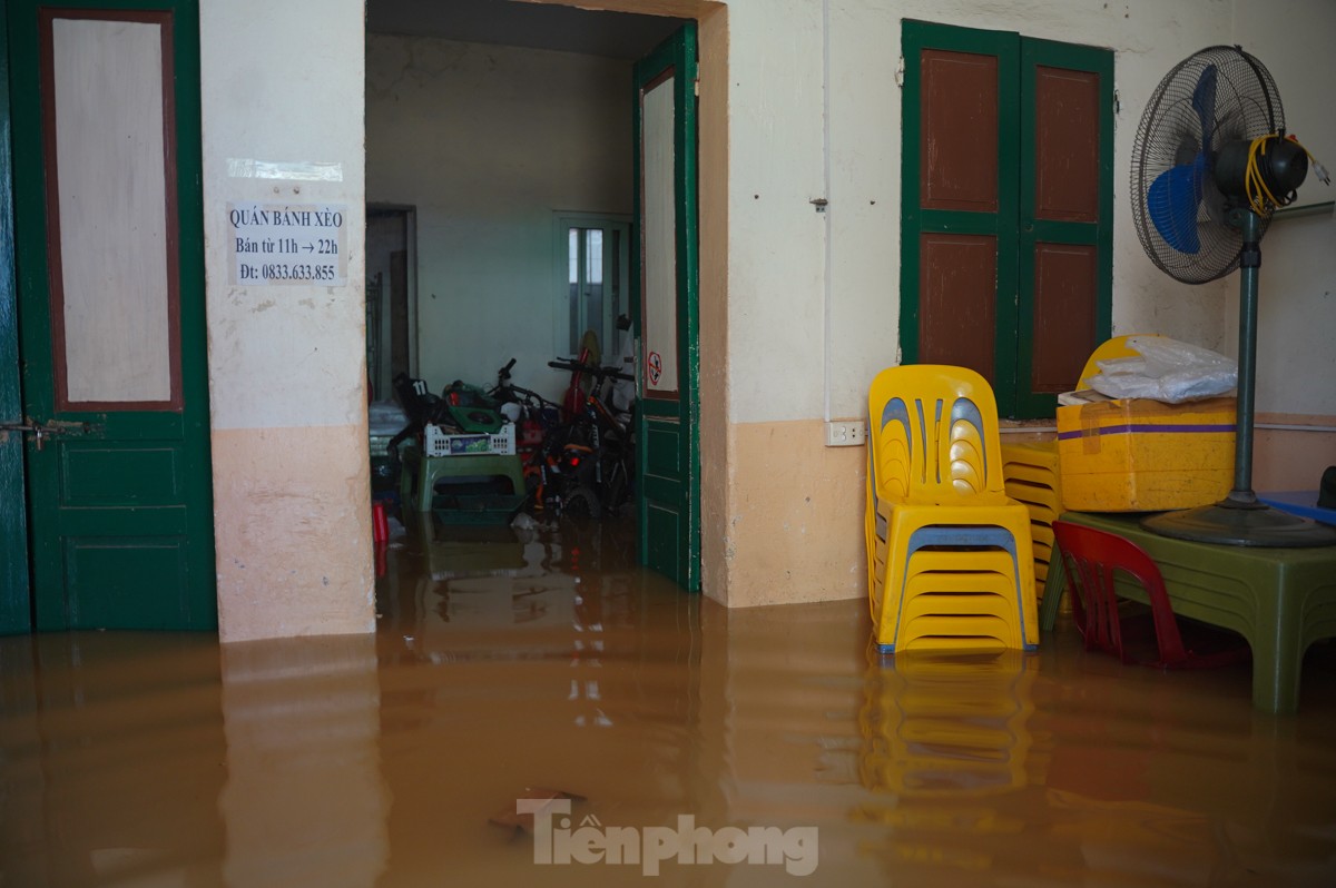 Hà Nội: Nước dâng cao cả mét, người dân dùng thuyền dọn đồ 'chạy lũ'- Ảnh 9. Hà Nội: Nước dâng cao cả mét, người dân dùng thuyền dọn đồ 'chạy lũ'- Ảnh 9.