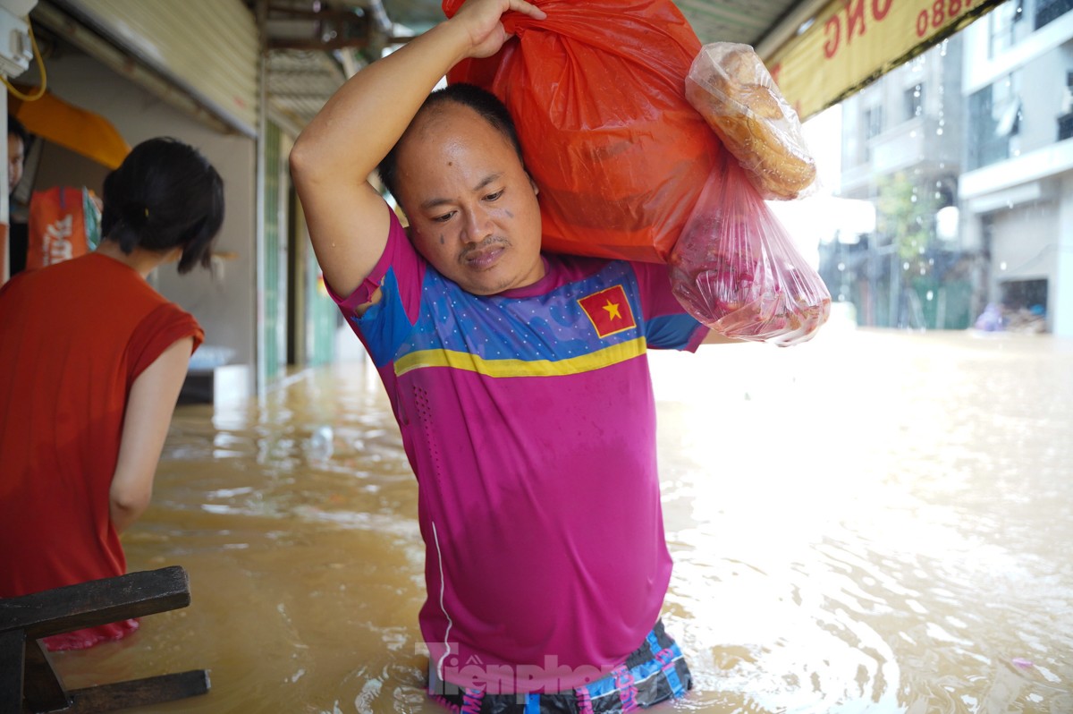 Hà Nội: Nước dâng cao cả mét, người dân dùng thuyền dọn đồ 'chạy lũ'- Ảnh 6. Hà Nội: Nước dâng cao cả mét, người dân dùng thuyền dọn đồ 'chạy lũ'- Ảnh 6.