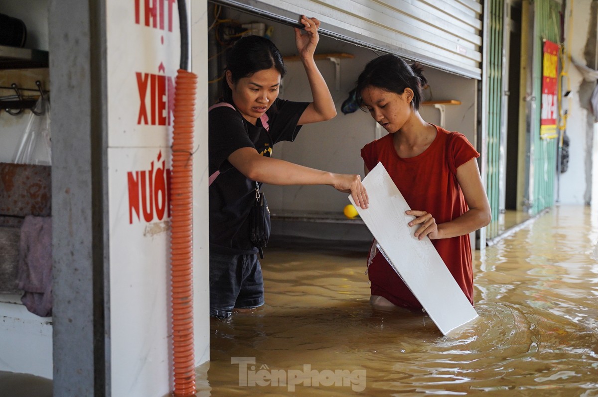 Hà Nội: Nước dâng cao cả mét, người dân dùng thuyền dọn đồ 'chạy lũ'- Ảnh 10. Hà Nội: Nước dâng cao cả mét, người dân dùng thuyền dọn đồ 'chạy lũ'- Ảnh 10.
