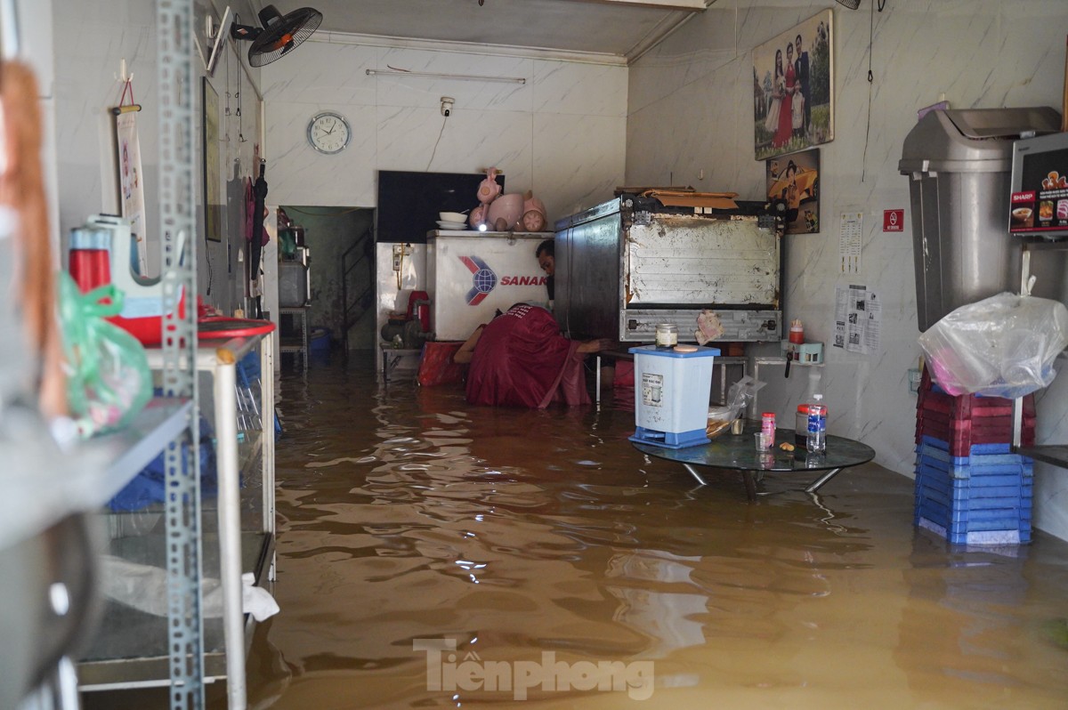 Hà Nội: Nước dâng cao cả mét, người dân dùng thuyền dọn đồ 'chạy lũ'- Ảnh 8. Hà Nội: Nước dâng cao cả mét, người dân dùng thuyền dọn đồ 'chạy lũ'- Ảnh 8.