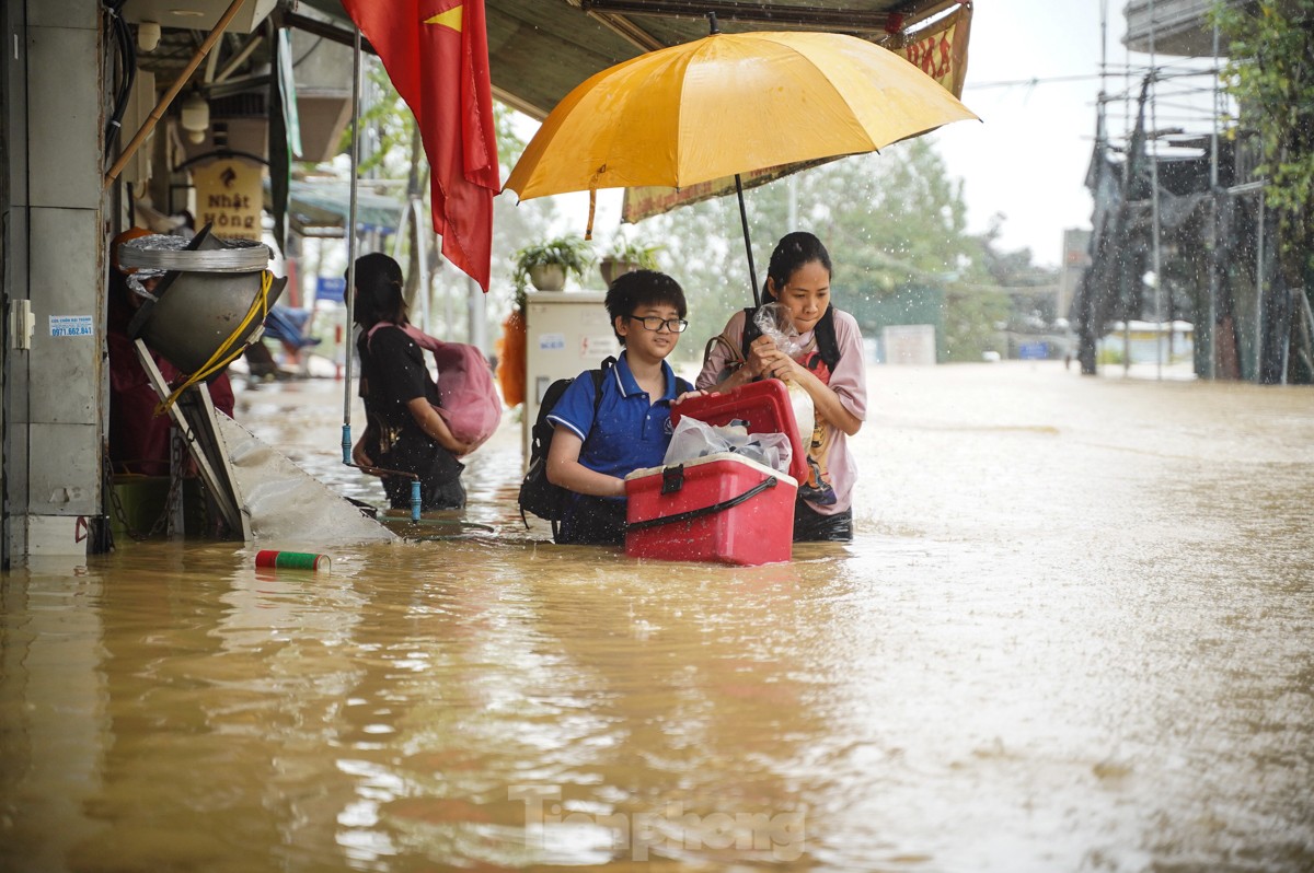 Hà Nội: Nước dâng cao cả mét, người dân dùng thuyền dọn đồ 'chạy lũ'- Ảnh 7. Hà Nội: Nước dâng cao cả mét, người dân dùng thuyền dọn đồ 'chạy lũ'- Ảnh 7.