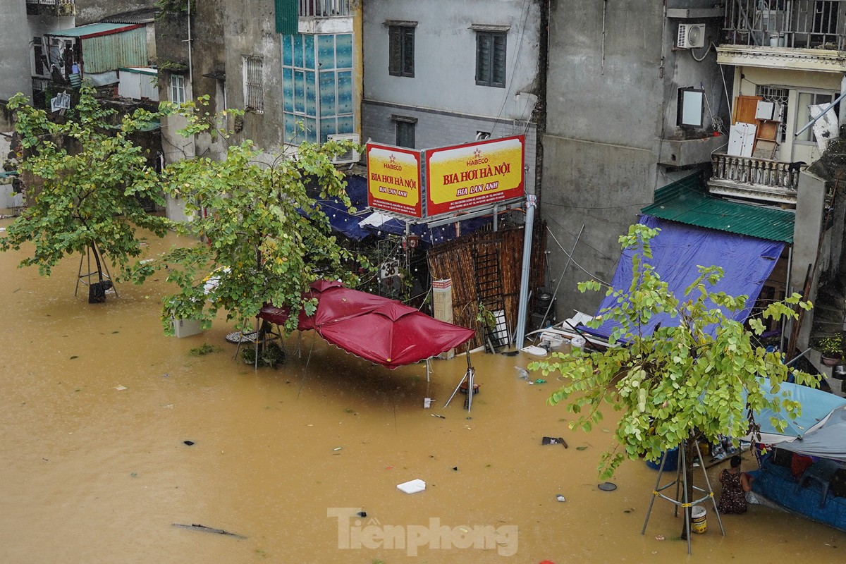 Hà Nội: Nước dâng cao cả mét, người dân dùng thuyền dọn đồ 'chạy lũ'- Ảnh 16. Hà Nội: Nước dâng cao cả mét, người dân dùng thuyền dọn đồ 'chạy lũ'- Ảnh 16.