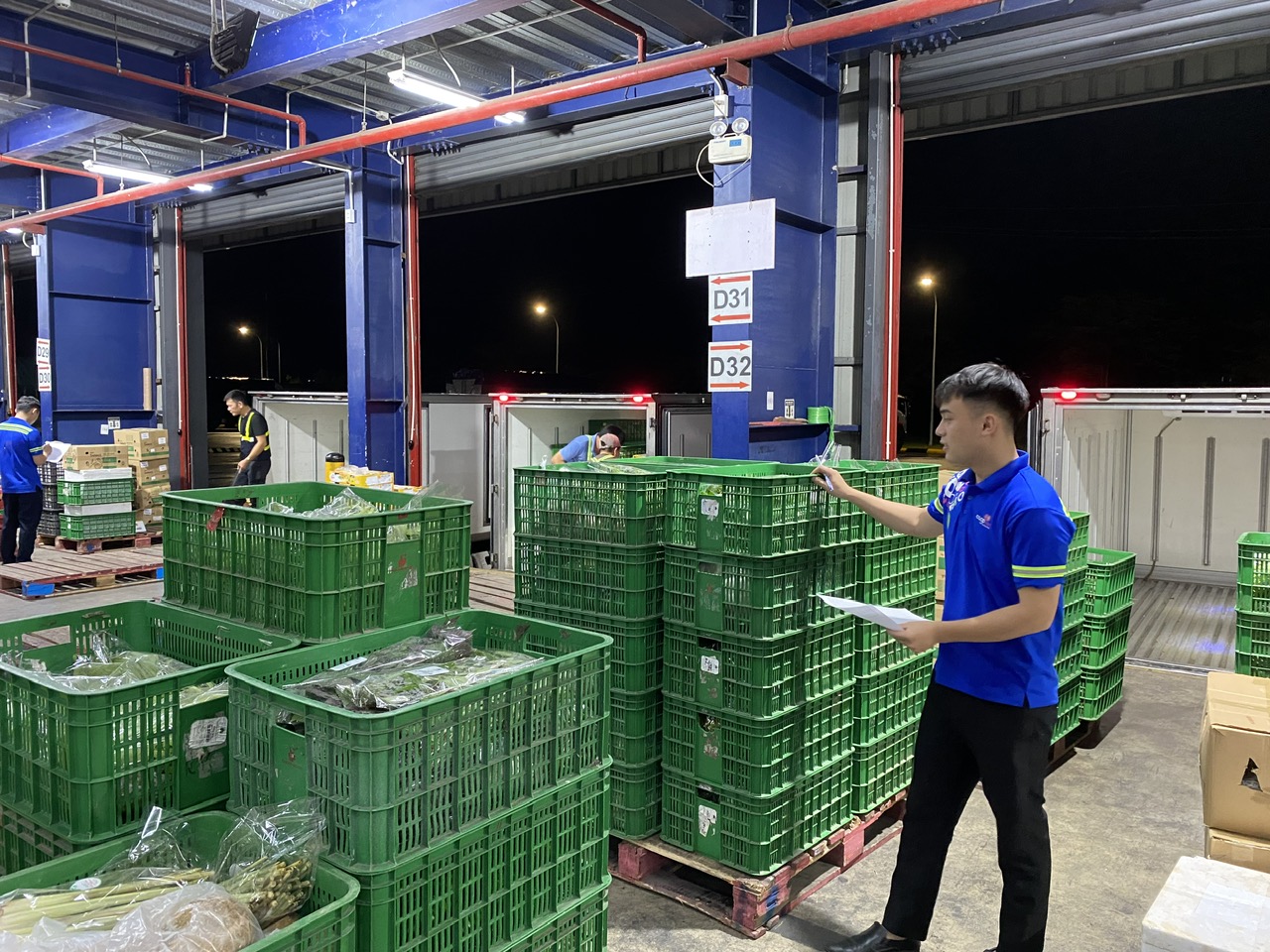 Đưa hàng trăm tấn rau củ quả, thịt heo... tiếp ứng vùng lũ miền Bắc mỗi ngày- Ảnh 3.