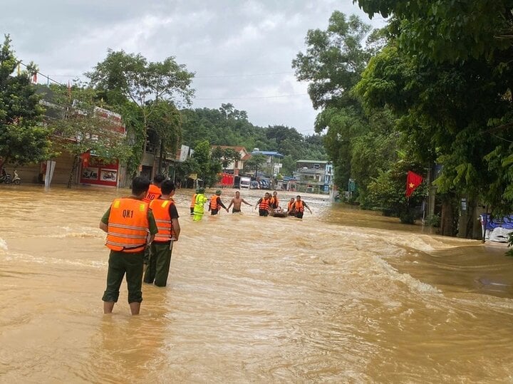 Xúc động những khoảnh khắc bộ đội, công an cứu dân trong bão lũ- Ảnh 3. Xúc động những khoảnh khắc bộ đội, công an cứu dân trong bão lũ- Ảnh 3.