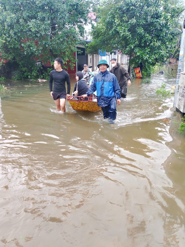Hà Nội: Huy động lực lượng đắp bao tải chống tràn đê- Ảnh 2. Hà Nội: Huy động lực lượng đắp bao tải chống tràn đê- Ảnh 2.