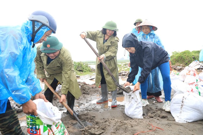 Hà Nội: Huy động lực lượng đắp bao tải chống tràn đê- Ảnh 5. Hà Nội: Huy động lực lượng đắp bao tải chống tràn đê- Ảnh 5.