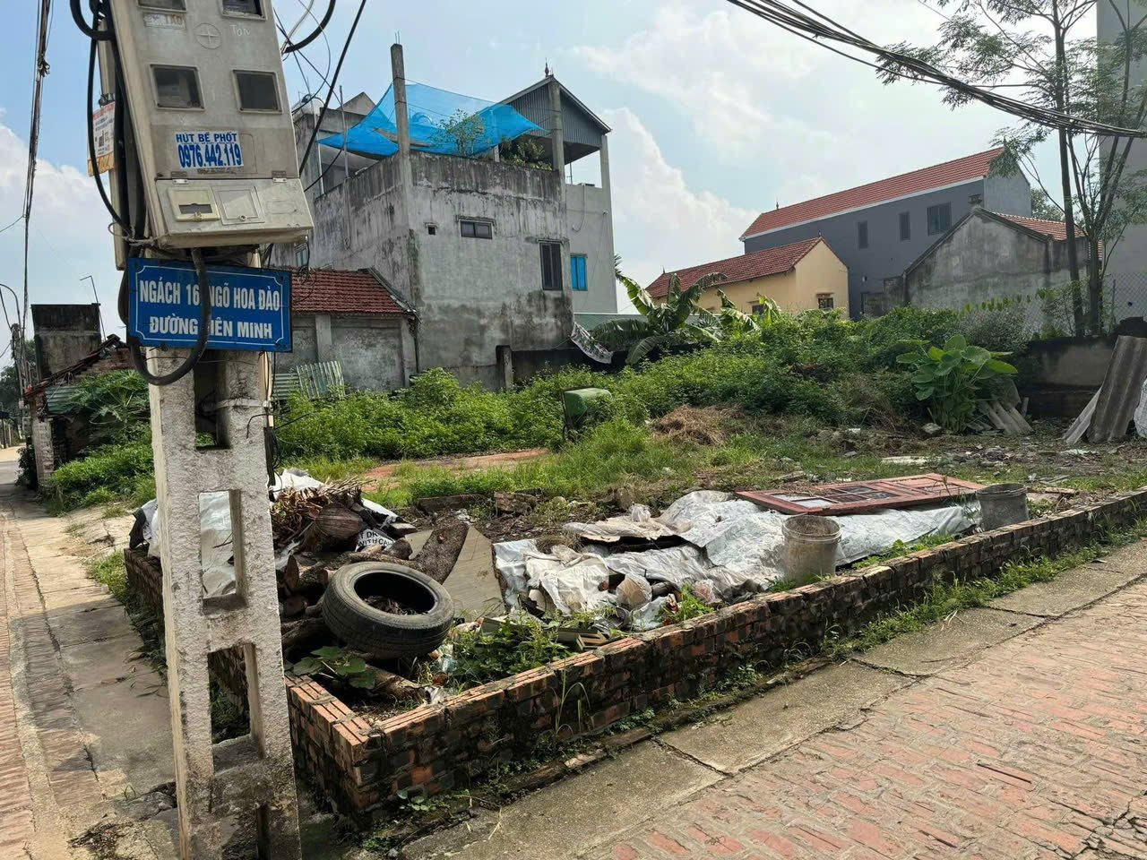 Bất chấp mưa gió, văn phòng công chứng khu vực ngoại thành Hà Nội vẫn kín khách- Ảnh 2.