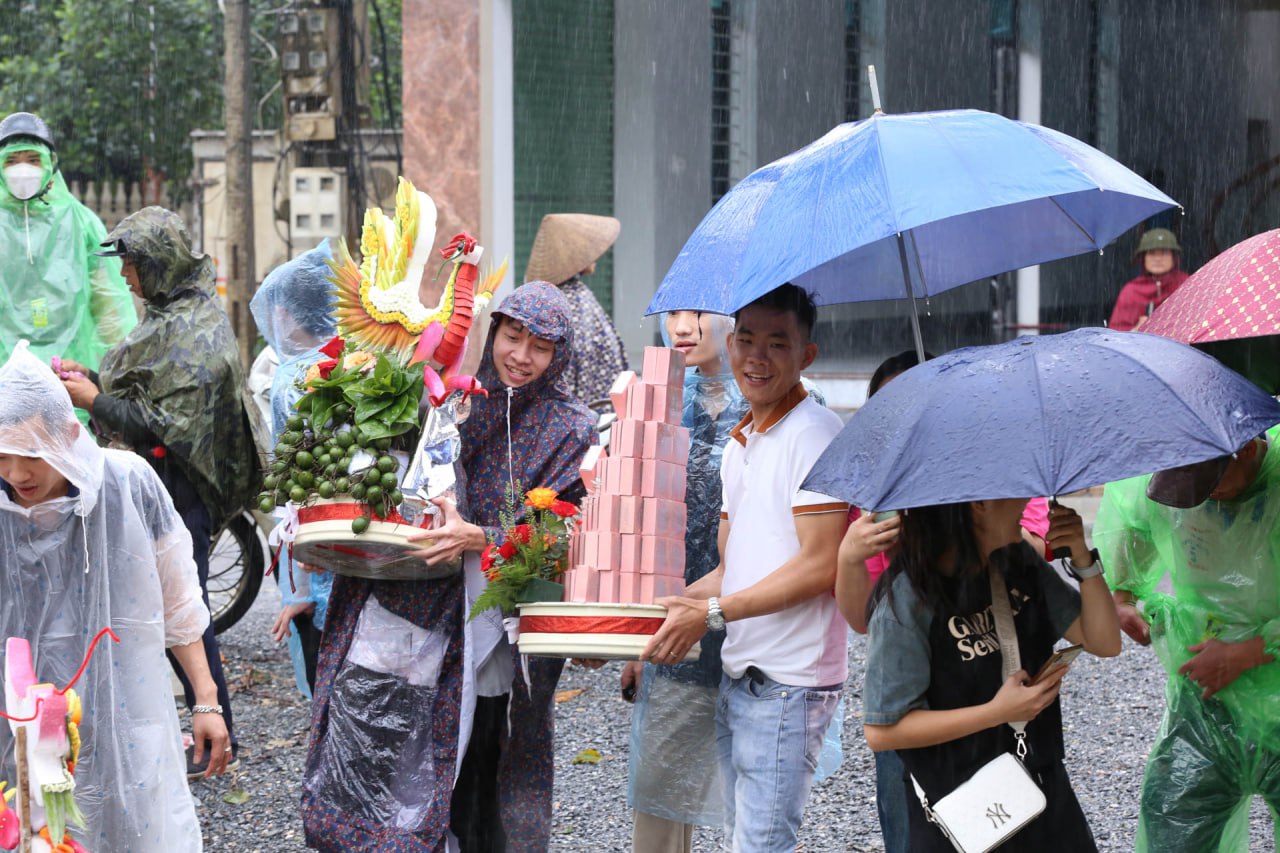 Đám cưới đặc biệt tại "rốn lũ" Hà Nội, cô dâu mặc trang phục "xuề xoà" về nhà chồng nhưng chẳng ai chê trách- Ảnh 4.