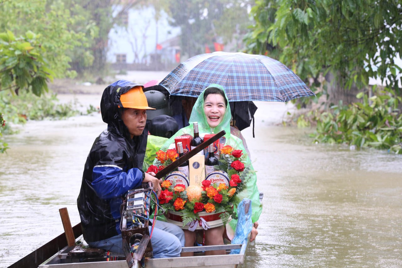 Đám cưới đặc biệt tại "rốn lũ" Hà Nội, cô dâu mặc trang phục "xuề xoà" về nhà chồng nhưng chẳng ai chê trách- Ảnh 7.