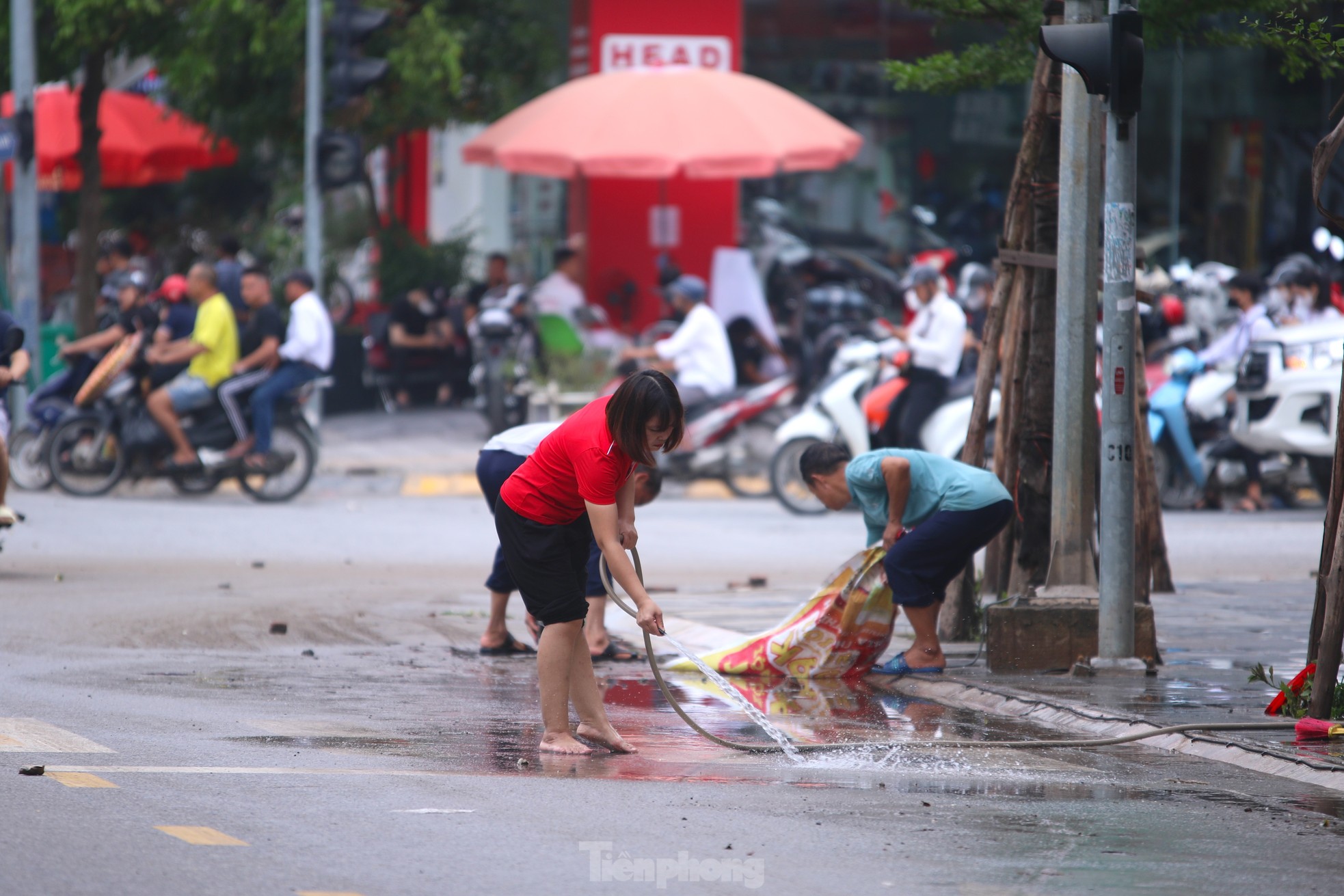 Người dân khu 'biệt thự triệu đô' vội vã dọn dẹp, khắc phục mưa lũ- Ảnh 11.