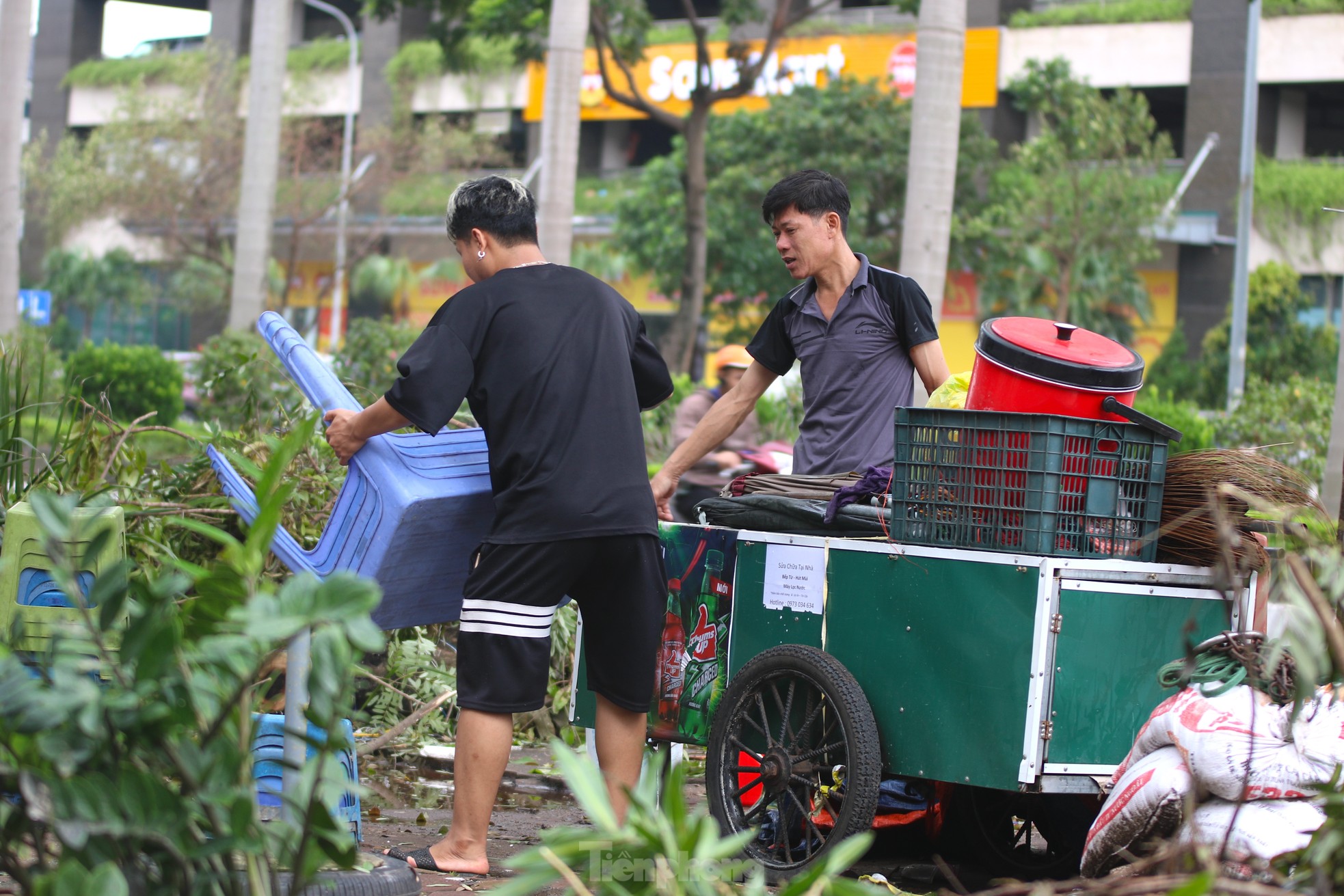 Người dân khu 'biệt thự triệu đô' vội vã dọn dẹp, khắc phục mưa lũ- Ảnh 7.