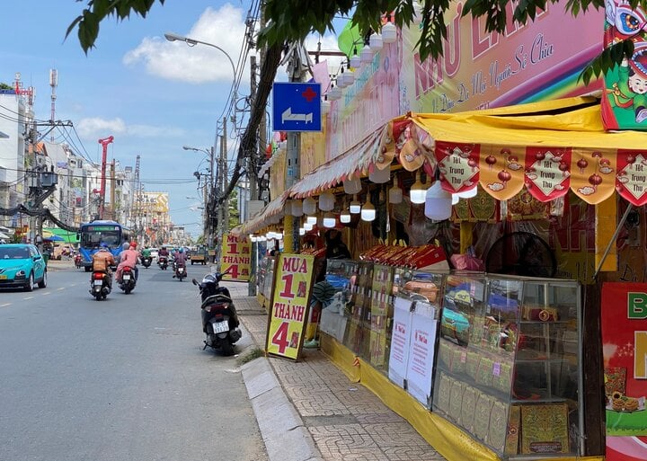 Bánh Trung thu khuyến mãi 'ảo' , mua 1 thành 4 khắp TP.HCM- Ảnh 1.