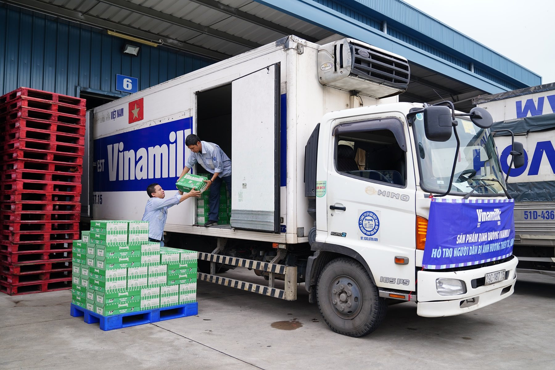 Vinamilk hỗ trợ gần 3 tỷ đồng sản phẩm dinh dưỡng thiết yếu cho người dân miền Bắc- Ảnh 1.