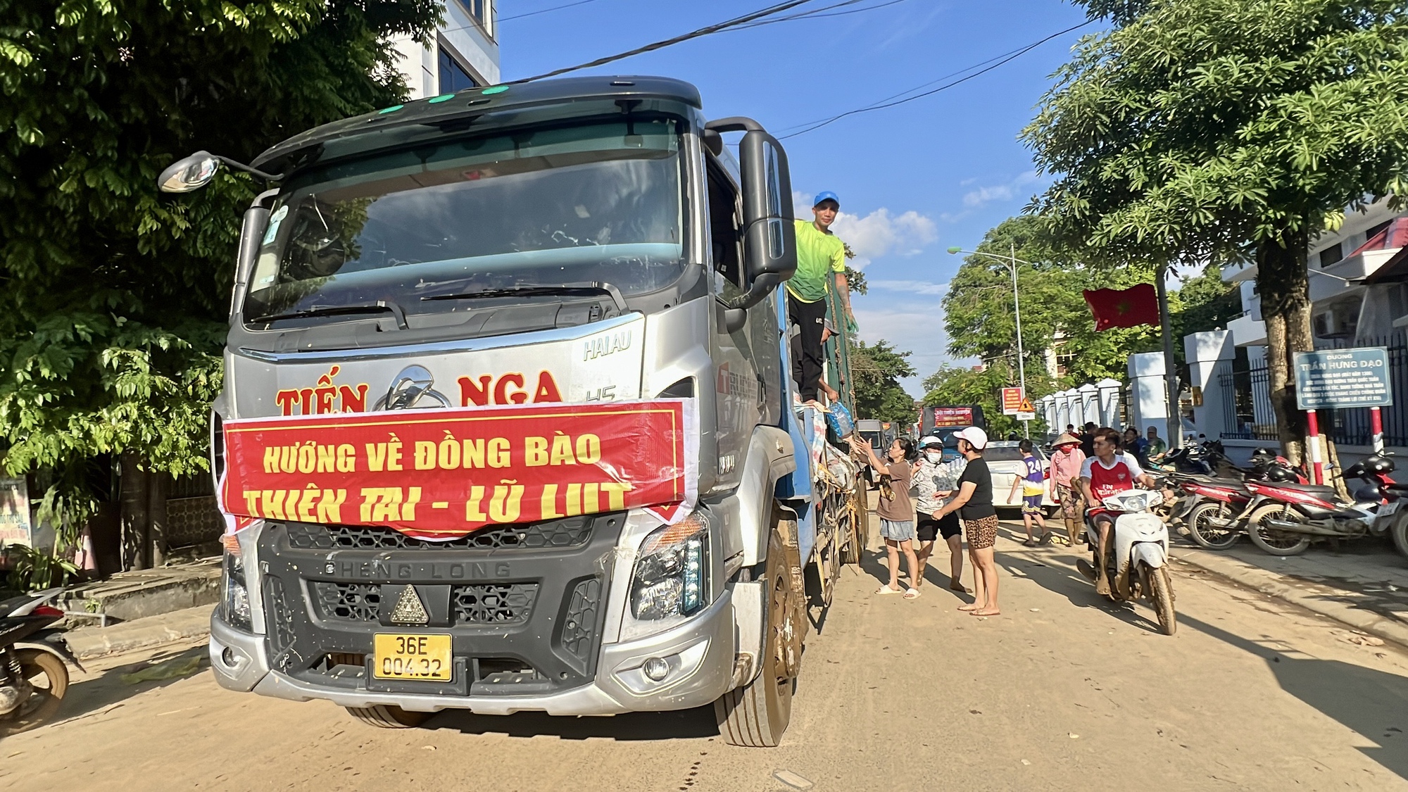 Cận cảnh người dân Yên Bái dọn "núi bùn đất", "biển rác" khi lũ rút- Ảnh 12.