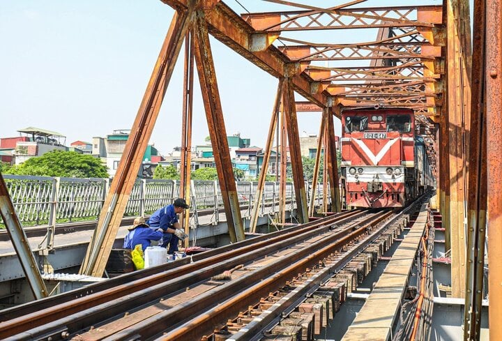 Cho phép chạy tàu qua cầu Long Biên, cầu Đuống từ chiều 13/9- Ảnh 1.