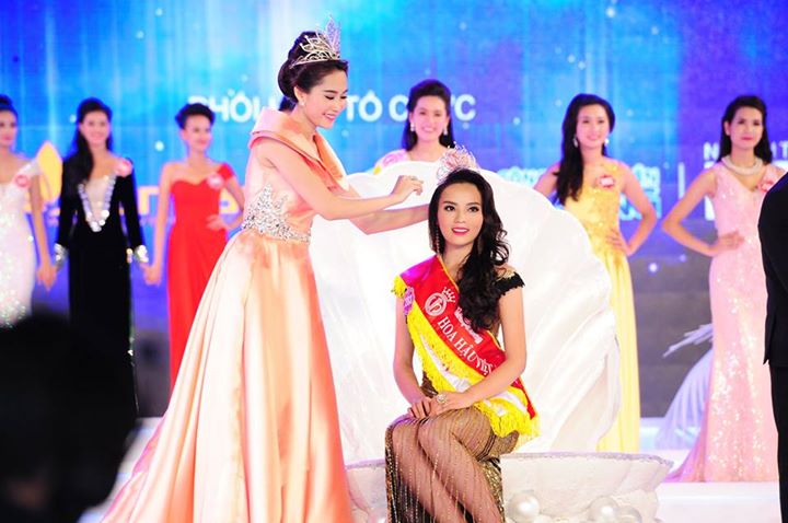 2 khoảnh khắc đăng quang để đời của Kỳ Duyên: Visual "lột xác", chi tiết vương miện trùng khớp mới bất ngờ!- Ảnh 2. 2 khoảnh khắc đăng quang để đời của Kỳ Duyên: Visual "lột xác", chi tiết vương miện trùng khớp mới bất ngờ!- Ảnh 2.