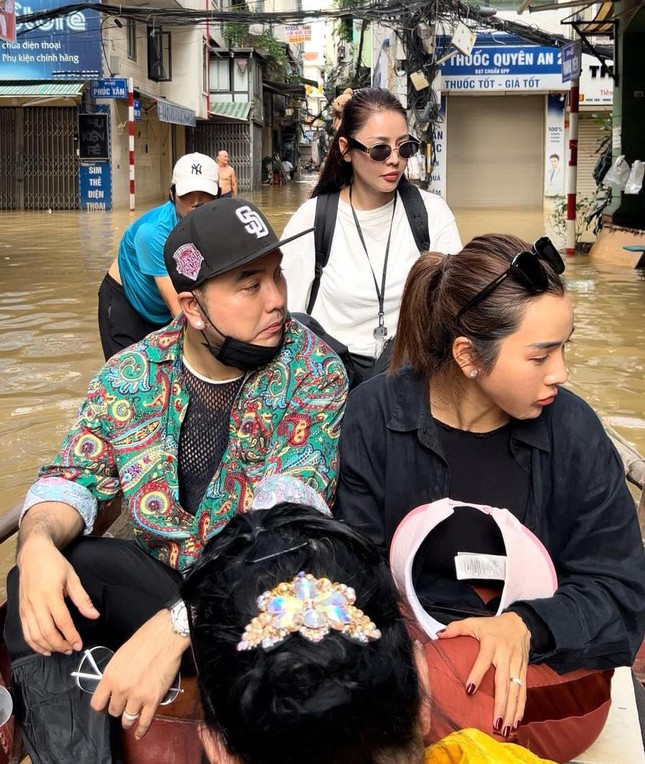 Nhìn lại vụ Ưng Hoàng Phúc đi cứu trợ ở quận Hoàn Kiếm- Ảnh 3. Nhìn lại vụ Ưng Hoàng Phúc đi cứu trợ ở quận Hoàn Kiếm- Ảnh 3.