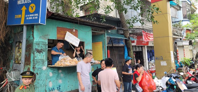 Nhìn lại vụ Ưng Hoàng Phúc đi cứu trợ ở quận Hoàn Kiếm- Ảnh 2. Nhìn lại vụ Ưng Hoàng Phúc đi cứu trợ ở quận Hoàn Kiếm- Ảnh 2.