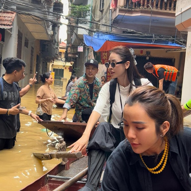Nhìn lại vụ Ưng Hoàng Phúc đi cứu trợ ở quận Hoàn Kiếm- Ảnh 1. Nhìn lại vụ Ưng Hoàng Phúc đi cứu trợ ở quận Hoàn Kiếm- Ảnh 1.