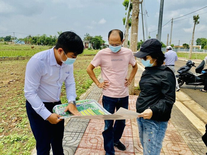 Hụt hơi vì ôm hàng lướt sóng, nhà đầu tư kêu cứu: “Xoay tiền không kịp, cần sang cọc”- Ảnh 1.