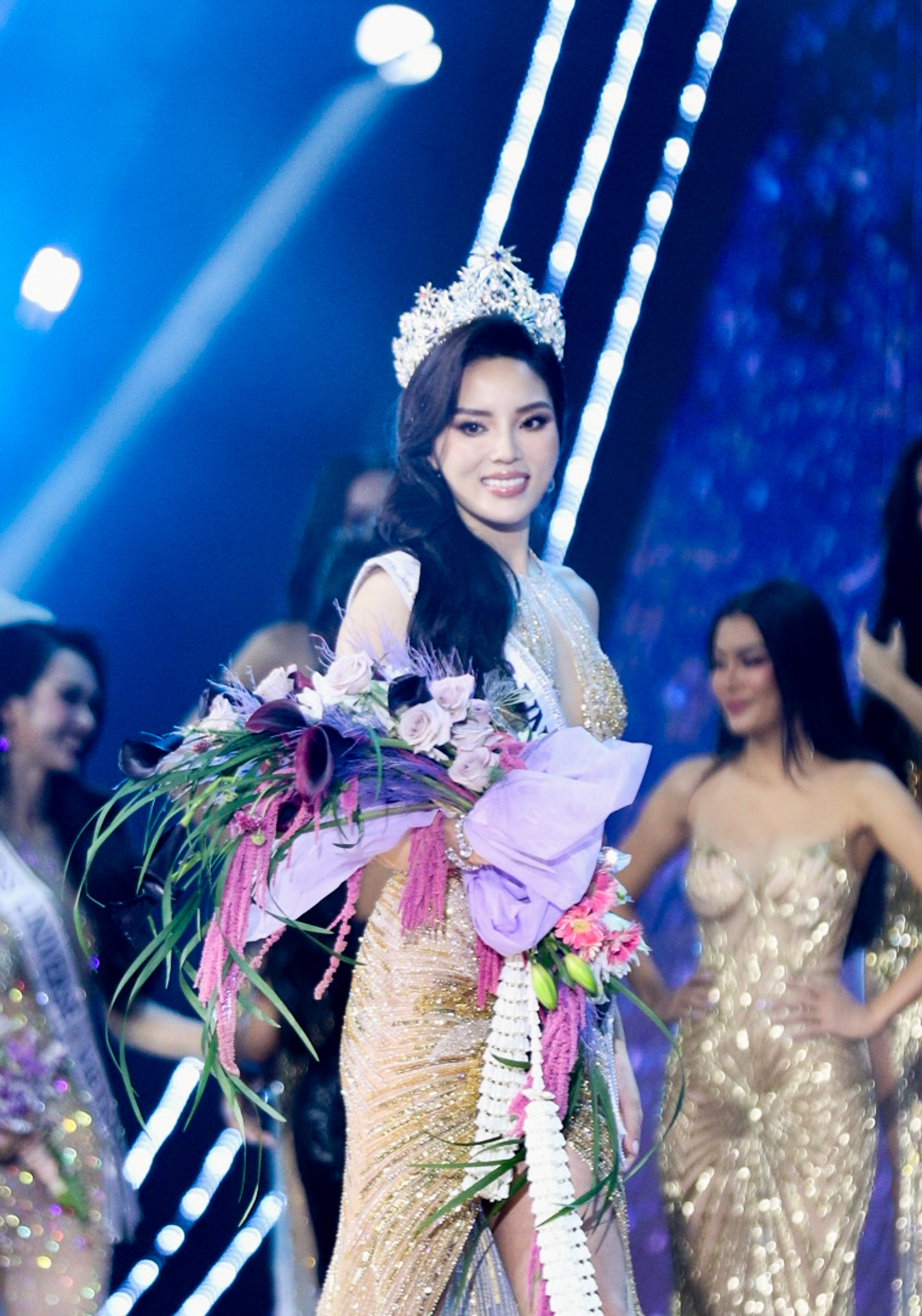 2 khoảnh khắc đăng quang để đời của Kỳ Duyên: Visual "lột xác", chi tiết vương miện trùng khớp mới bất ngờ!- Ảnh 4. 2 khoảnh khắc đăng quang để đời của Kỳ Duyên: Visual "lột xác", chi tiết vương miện trùng khớp mới bất ngờ!- Ảnh 4.