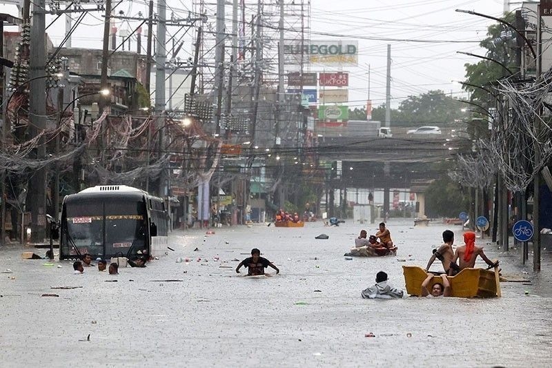 Philippines cấm cư dân Manila bơi trong nước lũ để giải trí- Ảnh 1.