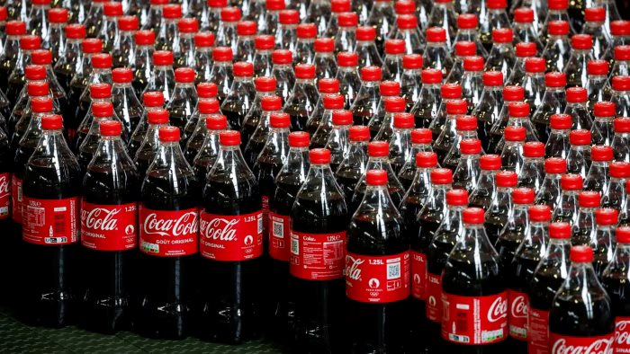 Lo sợ suy thoái, nhà đầu tư Phố Wall đổ xô mua cổ phiếu các hãng Coca và kem đánh răng nhiều nhất kể từ năm 2020- Ảnh 1.