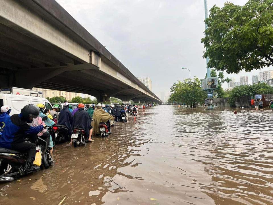 Hà Nội: Nhiều tuyến phố ngập sâu sau mưa lớn, ùn tắc nghiêm trọng- Ảnh 8.