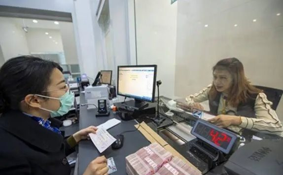 Người phụ nữ gửi tiết kiệm gần 7 tỷ đồng, 3 năm sau đến rút còn đúng 300.000 đồng, ngân hàng tuyên bố: “Chúng tôi không liên quan”- Ảnh 1. Người phụ nữ gửi tiết kiệm gần 7 tỷ đồng, 3 năm sau đến rút còn đúng 300.000 đồng, ngân hàng tuyên bố: “Chúng tôi không liên quan”- Ảnh 1.