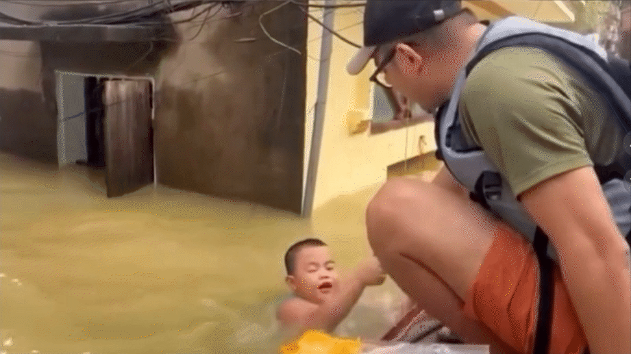 Một mình bơi giữa dòng nước lũ nhận đồ cứu trợ, cậu bé nói một câu khiến mọi người không thể kìm lòng- Ảnh 3. Một mình bơi giữa dòng nước lũ nhận đồ cứu trợ, cậu bé nói một câu khiến mọi người không thể kìm lòng- Ảnh 3.