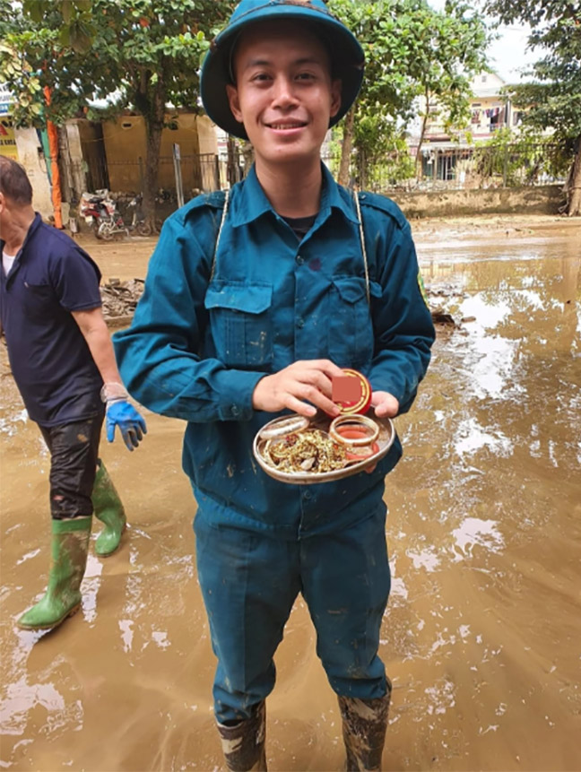 Thanh niên nhặt được hộp “toàn vàng” khi đi hỗ trợ lũ ở Yên Bái, đem trả thì chủ nhà nói câu bất ngờ- Ảnh 1.