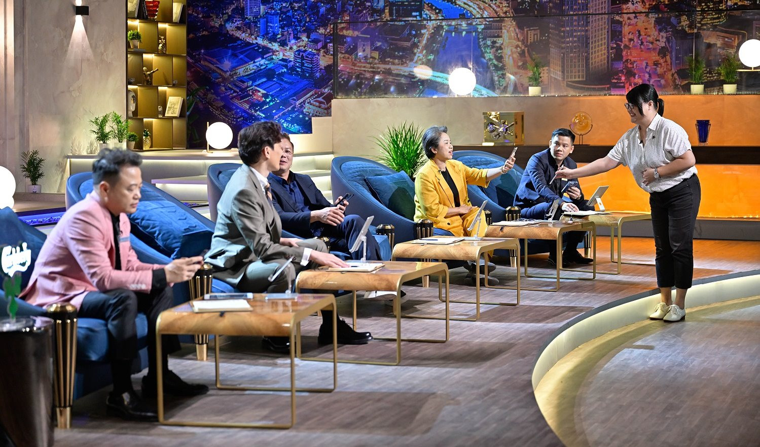 Chấn động màn chốt deal nhanh nhất lịch sử Shark Tank Việt Nam: Dự án phim để tới 70% cổ phần cho 'cá mập', khiến 5 Shark đồng loạt rút điện thoại chuyển khoản tại chỗ- Ảnh 1.