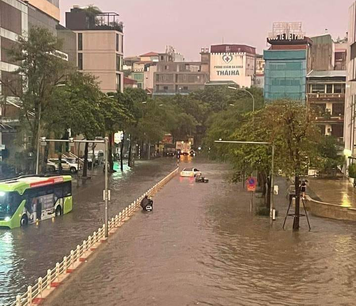 Hà Nội: Nhiều tuyến phố ngập sâu sau mưa lớn, ùn tắc nghiêm trọng- Ảnh 1.