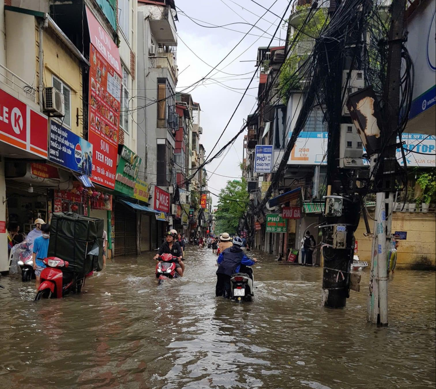 Hà Nội: Nhiều tuyến phố ngập sâu sau mưa lớn, ùn tắc nghiêm trọng- Ảnh 3.