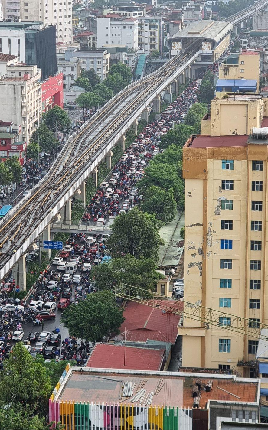 Hà Nội: Nhiều tuyến phố ngập sâu sau mưa lớn, ùn tắc nghiêm trọng- Ảnh 5.