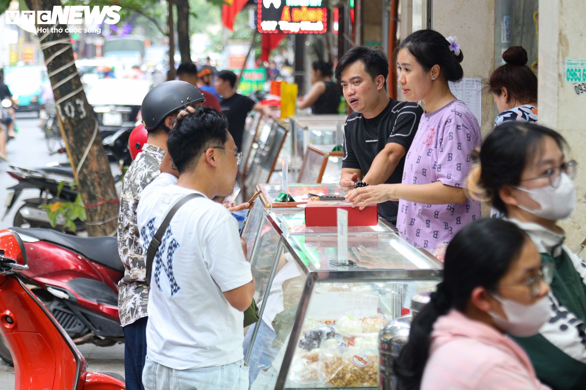 Khách nườm nượp xếp hàng chờ mua bánh trung thu truyền thống ở Hà Nội- Ảnh 17.