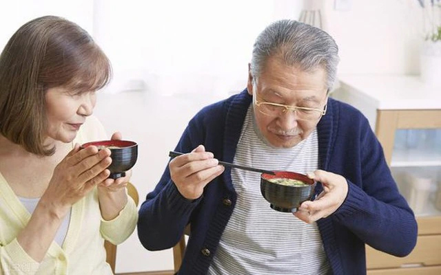 Người Nhật có 4 thói quen khi ăn uống mà các nhà khoa học khuyên thế giới nên học hỏi: Giúp nội tạng khỏe mạnh và tăng tuổi thọ hiệu quả- Ảnh 2. Người Nhật có 4 thói quen khi ăn uống mà các nhà khoa học khuyên thế giới nên học hỏi: Giúp nội tạng khỏe mạnh và tăng tuổi thọ hiệu quả- Ảnh 2.