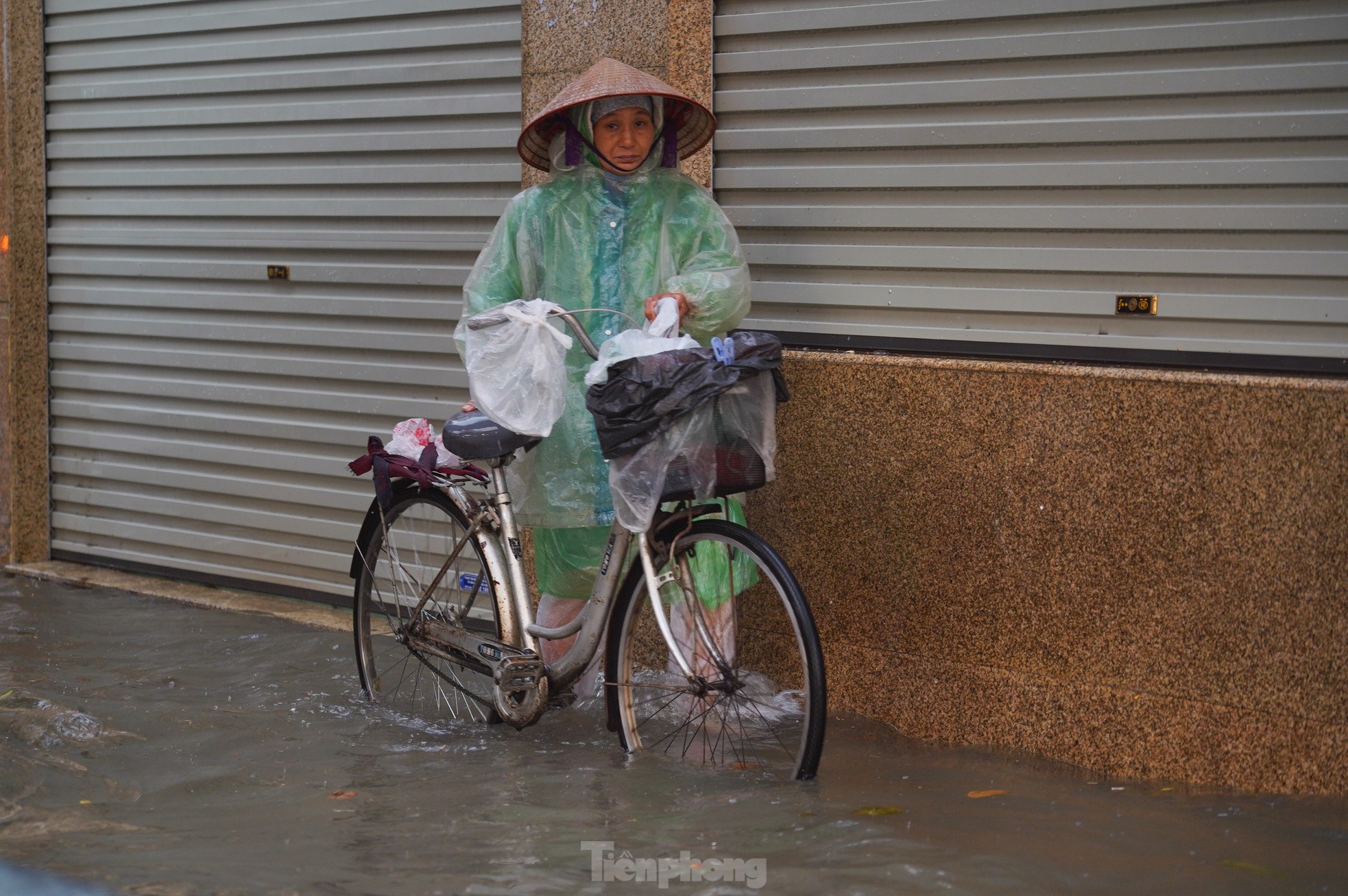 Mưa lớn xuyên đêm, nhiều tuyến đường ngập sâu, người Hà Nội rời nhà trước 6h sáng vẫn không thoát tắc- Ảnh 6.