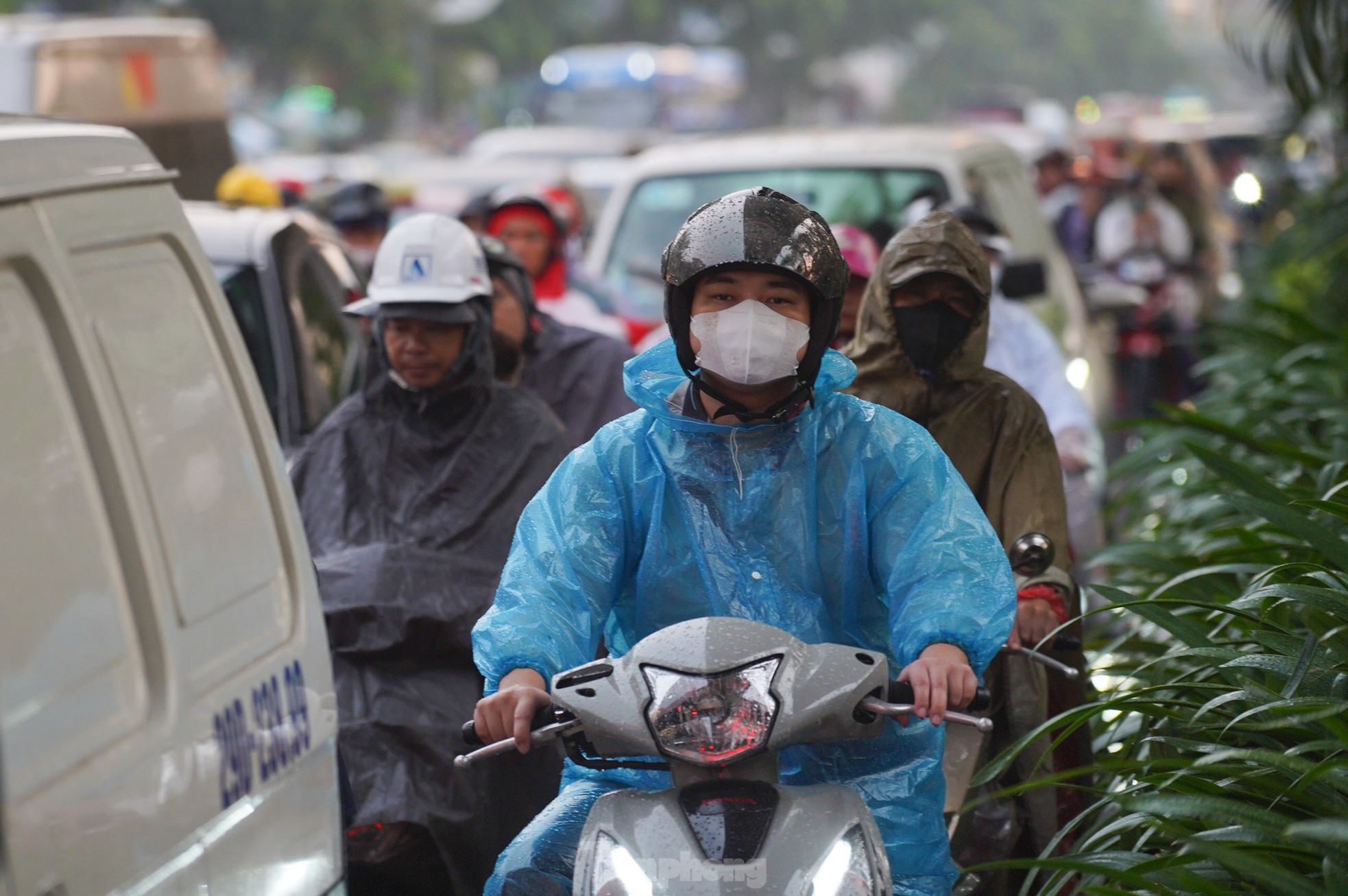 Mưa lớn xuyên đêm, nhiều tuyến đường ngập sâu, người Hà Nội rời nhà trước 6h sáng vẫn không thoát tắc- Ảnh 9.