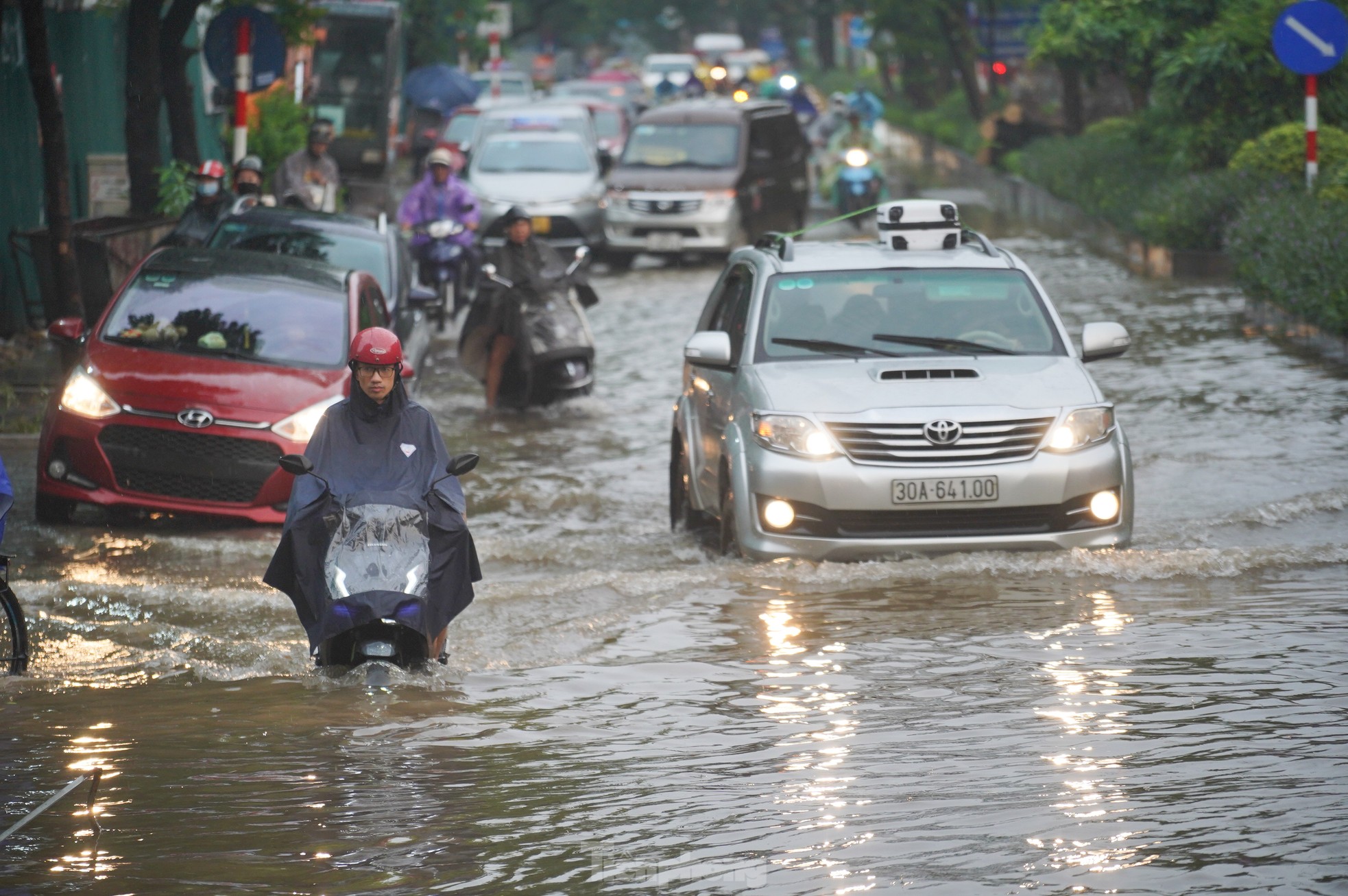 Mưa lớn xuyên đêm, nhiều tuyến đường ngập sâu, người Hà Nội rời nhà trước 6h sáng vẫn không thoát tắc- Ảnh 19.