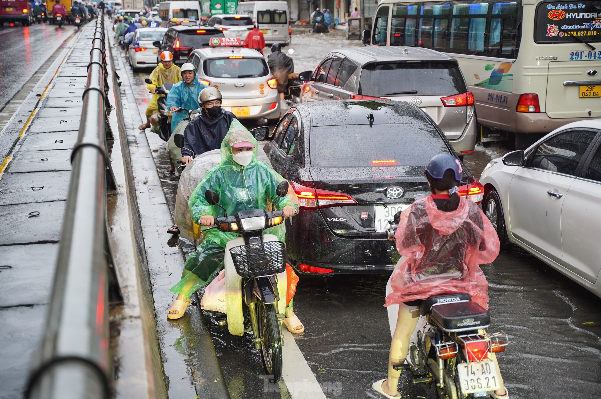 Mưa lớn xuyên đêm, nhiều tuyến đường ngập sâu, người Hà Nội rời nhà trước 6h sáng vẫn không thoát tắc- Ảnh 10.