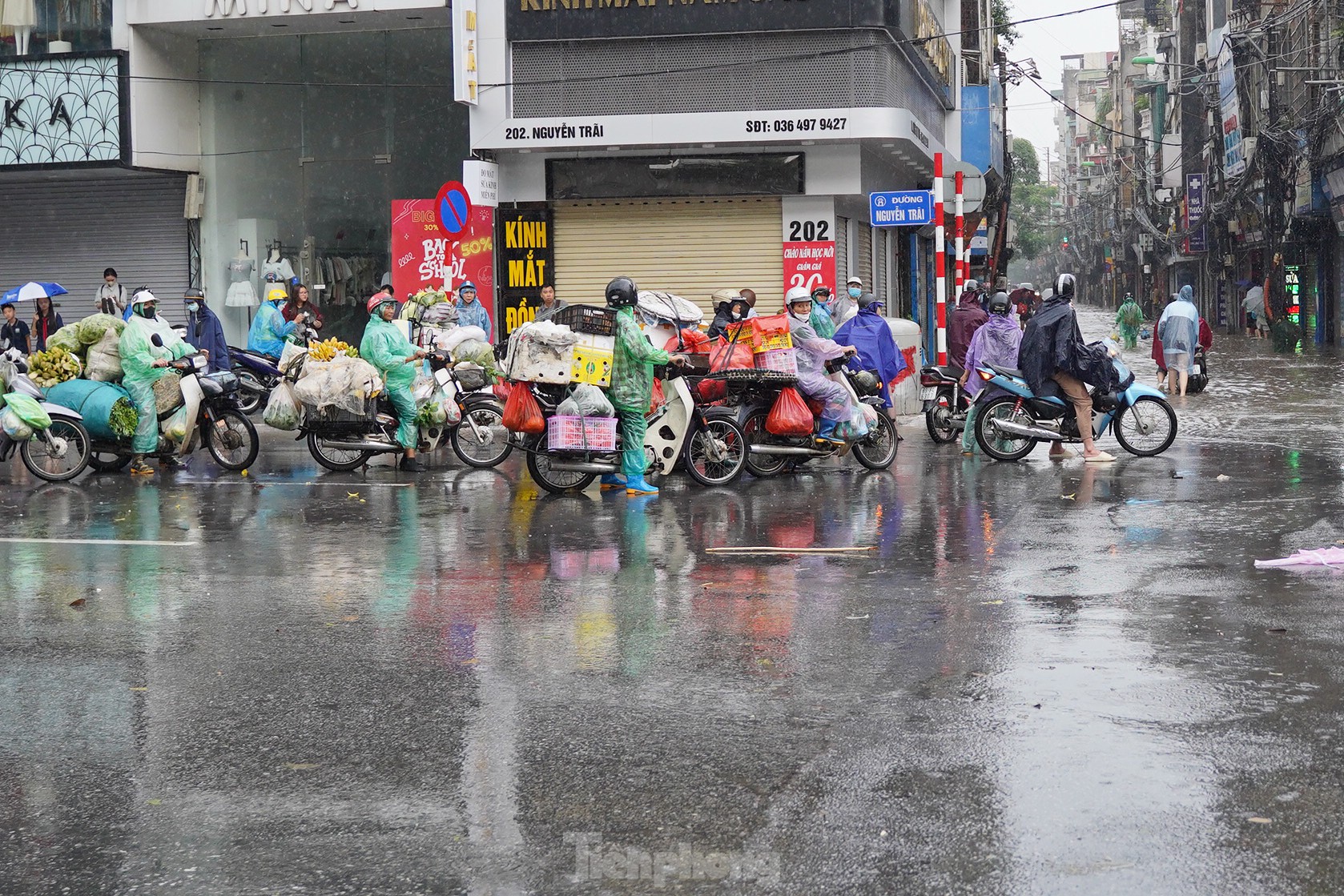 Mưa lớn xuyên đêm, nhiều tuyến đường ngập sâu, người Hà Nội rời nhà trước 6h sáng vẫn không thoát tắc- Ảnh 13.