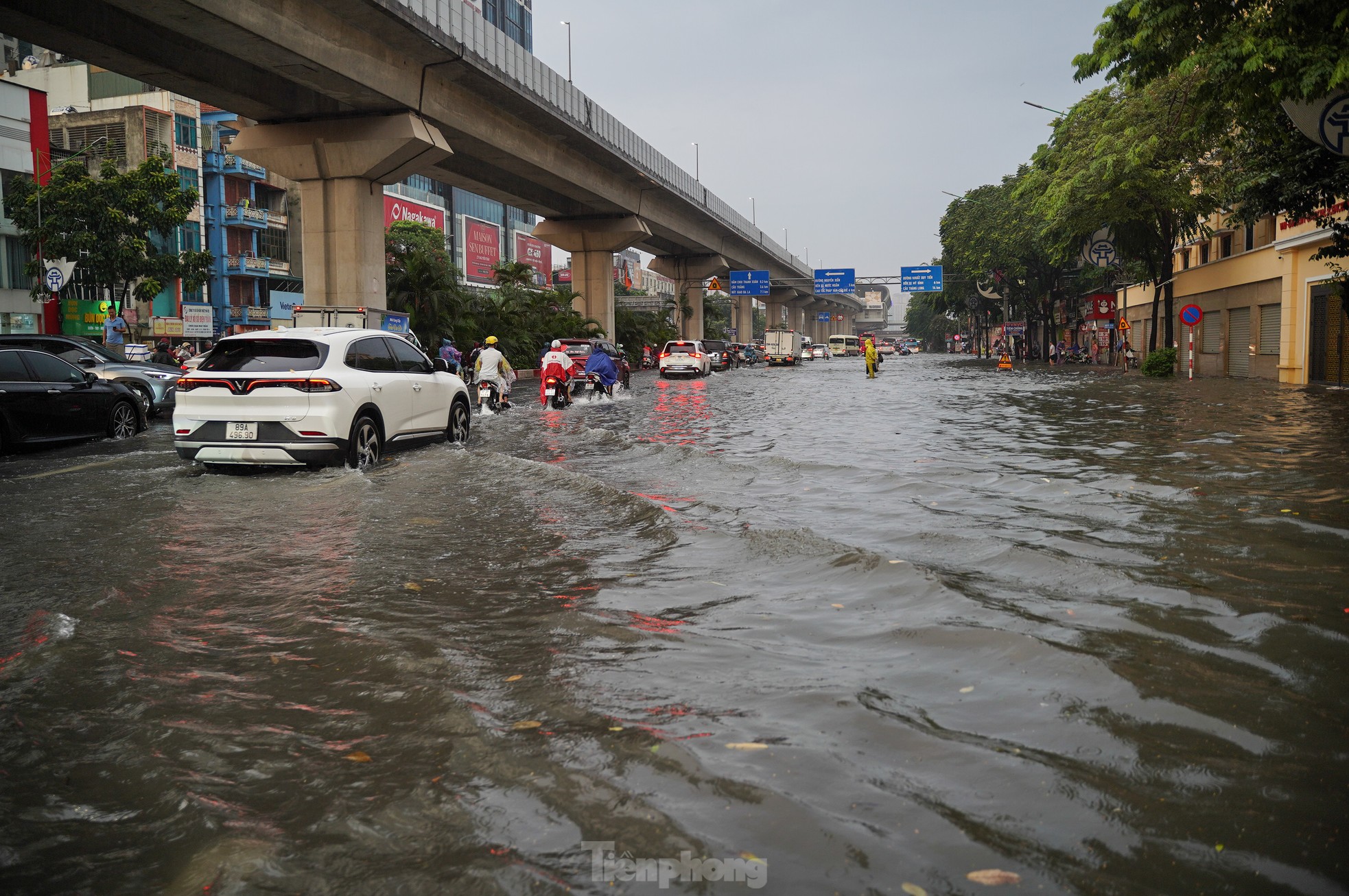 Mưa lớn xuyên đêm, nhiều tuyến đường ngập sâu, người Hà Nội rời nhà trước 6h sáng vẫn không thoát tắc- Ảnh 20.