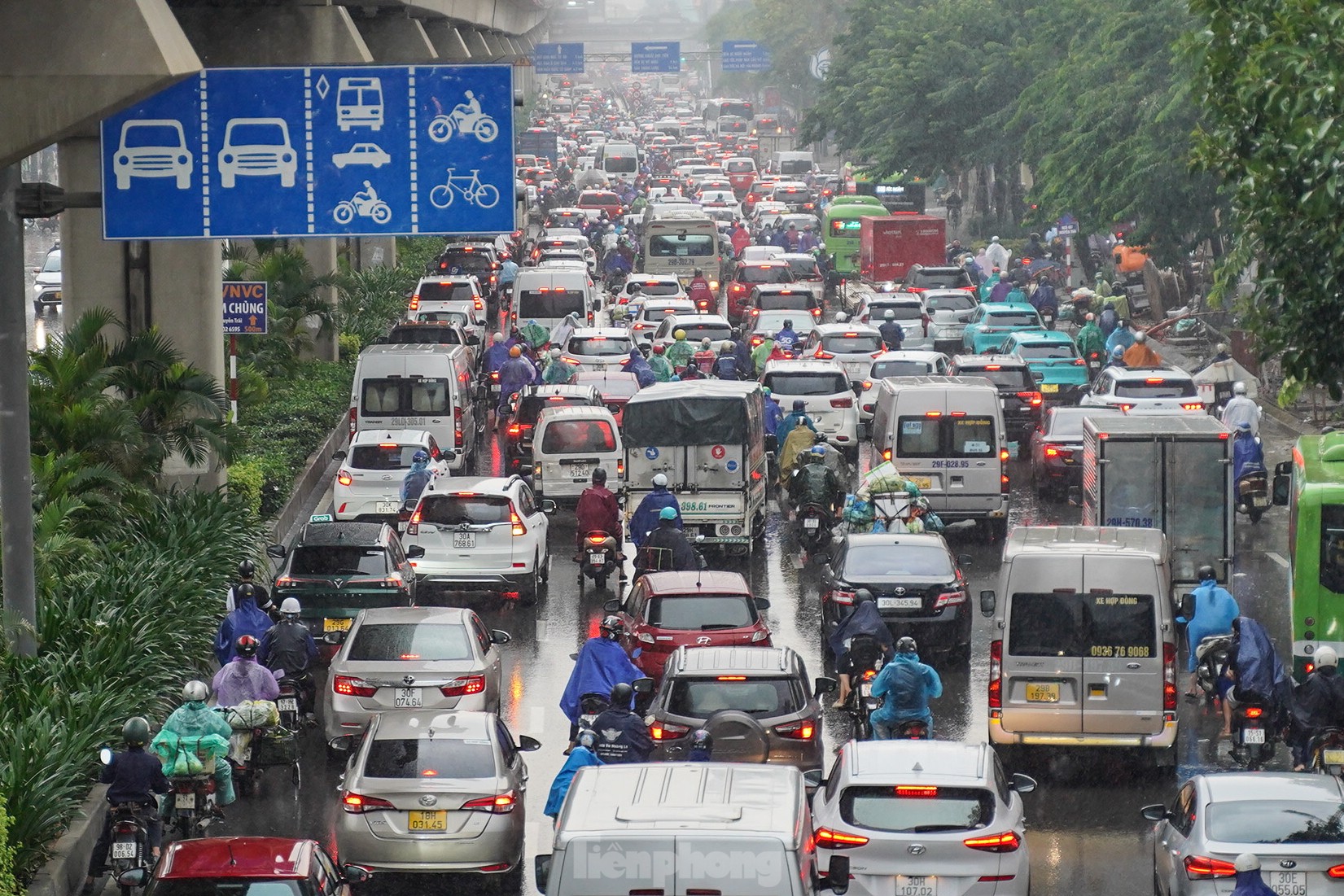 Mưa lớn xuyên đêm, nhiều tuyến đường ngập sâu, người Hà Nội rời nhà trước 6h sáng vẫn không thoát tắc- Ảnh 15.