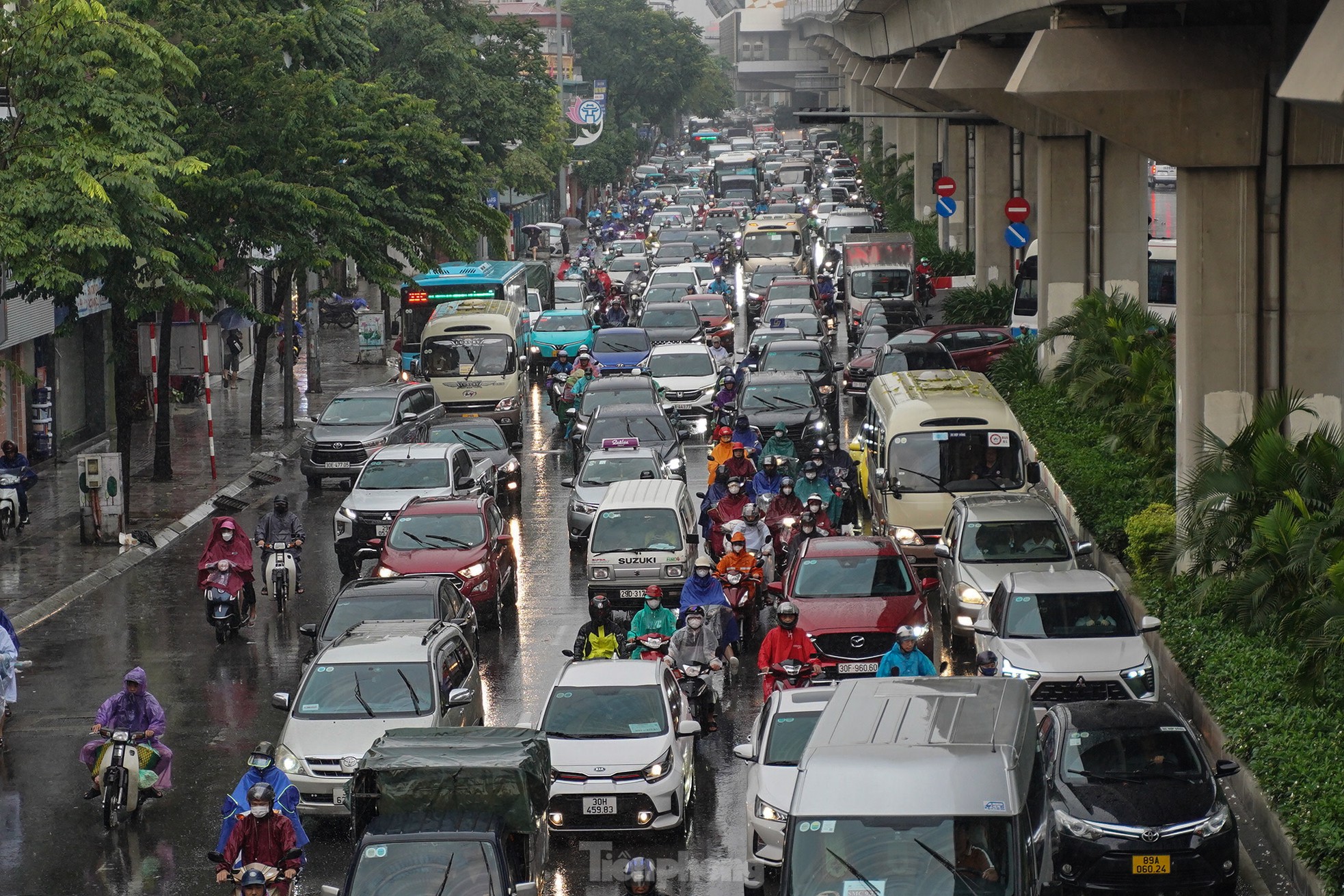 Mưa lớn xuyên đêm, nhiều tuyến đường ngập sâu, người Hà Nội rời nhà trước 6h sáng vẫn không thoát tắc- Ảnh 14.