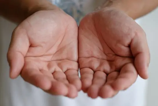 Nhìn tay đoán tuổi thọ: Người sống lâu thường có những đặc điểm này, nếu bạn có trên 2 điều thì xin chúc mừng- Ảnh 1. Nhìn tay đoán tuổi thọ: Người sống lâu thường có những đặc điểm này, nếu bạn có trên 2 điều thì xin chúc mừng- Ảnh 1.