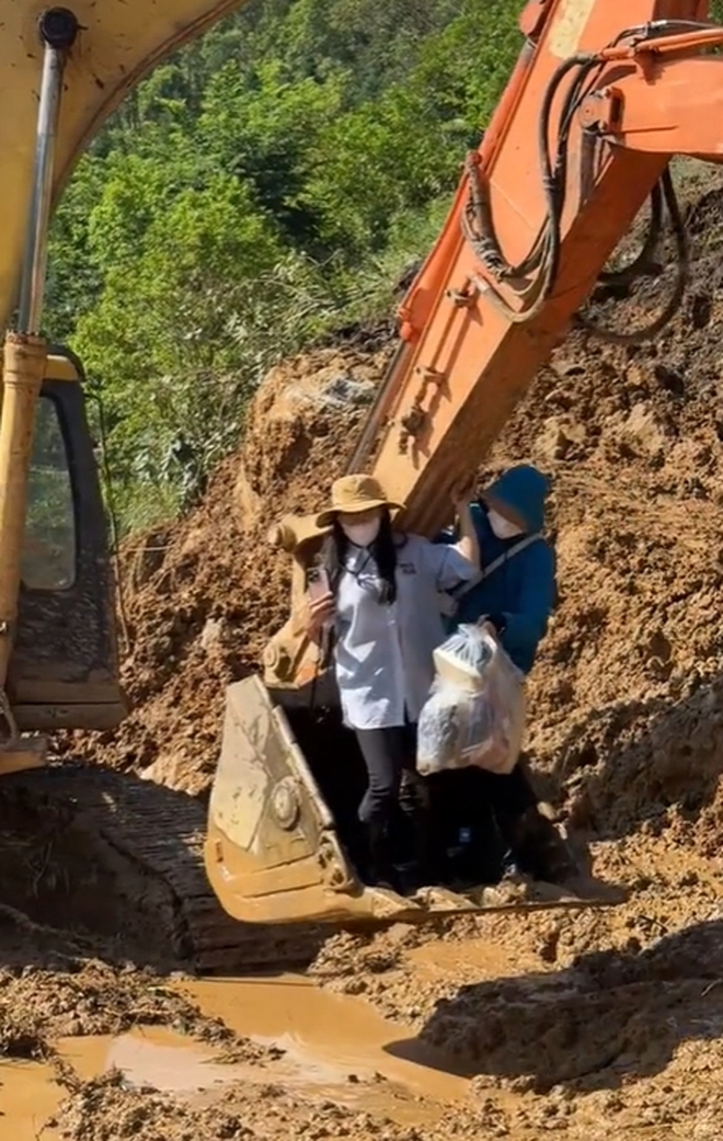 Gần 4 triệu người nín thở xem cách "sếp em Mailisa" vận chuyển 4 tỷ đồng tiền mặt vượt đường bùn lầy, trao tận tay bà con- Ảnh 1. Gần 4 triệu người nín thở xem cách "sếp em Mailisa" vận chuyển 4 tỷ đồng tiền mặt vượt đường bùn lầy, trao tận tay bà con- Ảnh 1.