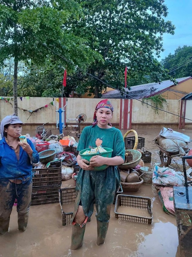 Sự thật về bức ảnh cô giáo Yên Bái lấm lem bùn đất ăn mì tôm sống- Ảnh 3. Sự thật về bức ảnh cô giáo Yên Bái lấm lem bùn đất ăn mì tôm sống- Ảnh 3.