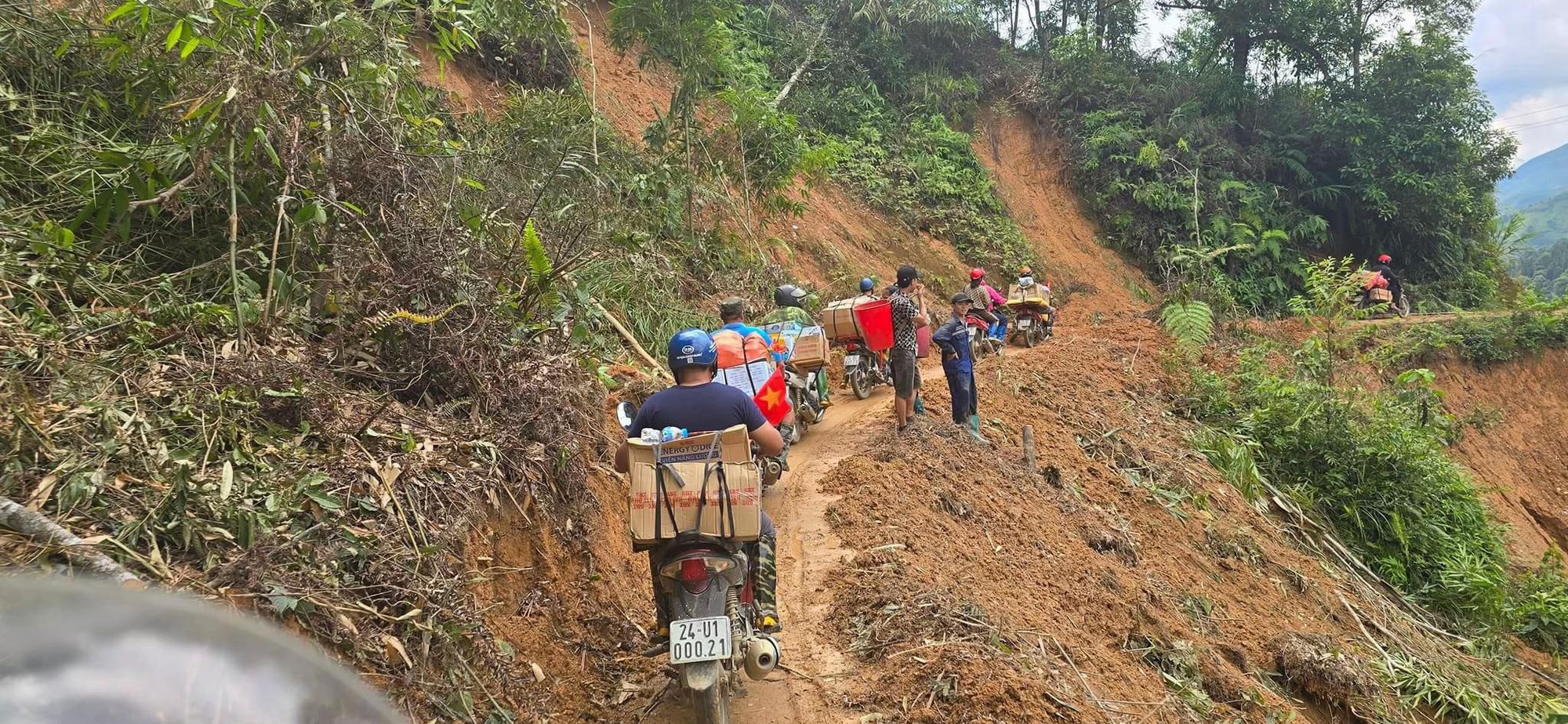 Người dân Lào Cai bật khóc khi nhận đồ ăn cứu trợ vì lý do đặc biệt, nhìn đội thiện nguyện càng nể phục- Ảnh 2.